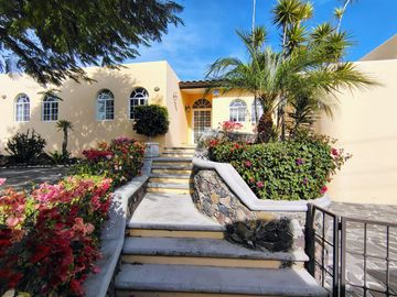 VENTA CASA DE UNA PLANTA EN EL CORAZÓN DE JURIQUILLA VILLAS DEL MESÓN