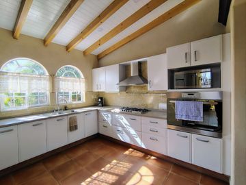 VENTA CASA DE UNA PLANTA EN EL CORAZÓN DE JURIQUILLA VILLAS DEL MESÓN