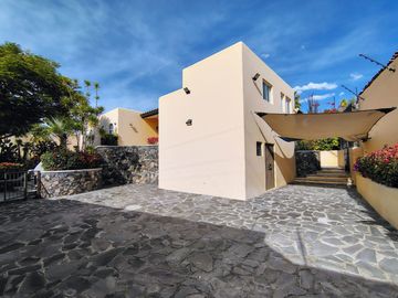 VENTA CASA DE UNA PLANTA EN EL CORAZÓN DE JURIQUILLA VILLAS DEL MESÓN