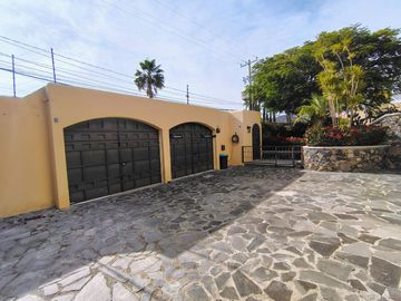 VENTA CASA DE UNA PLANTA EN EL CORAZÓN DE JURIQUILLA VILLAS DEL MESÓN