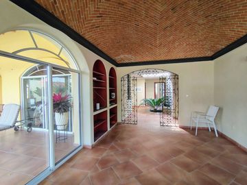VENTA CASA DE UNA PLANTA EN EL CORAZÓN DE JURIQUILLA VILLAS DEL MESÓN