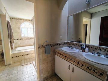 VENTA CASA DE UNA PLANTA EN EL CORAZÓN DE JURIQUILLA VILLAS DEL MESÓN