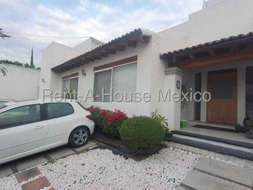 Casa en venta en Juriquilla, Querétaro. Lujo y Comodidad en Juriquilla Casa con Recámara en Planta Baja y Diseño Exclusivo