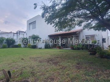 Casa en venta en Juriquilla, Querétaro. Lujo y Comodidad en Juriquilla Casa con Recámara en Planta Baja y Diseño Exclusivo