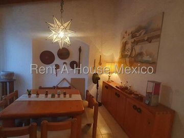 Casa en venta en Juriquilla, Querétaro. Lujo y Comodidad en Juriquilla Casa con Recámara en Planta Baja y Diseño Exclusivo