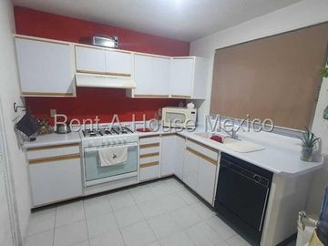 Casa en venta en Juriquilla, Querétaro. Lujo y Comodidad en Juriquilla Casa con Recámara en Planta Baja y Diseño Exclusivo