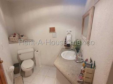Casa en venta en Juriquilla, Querétaro. Lujo y Comodidad en Juriquilla Casa con Recámara en Planta Baja y Diseño Exclusivo