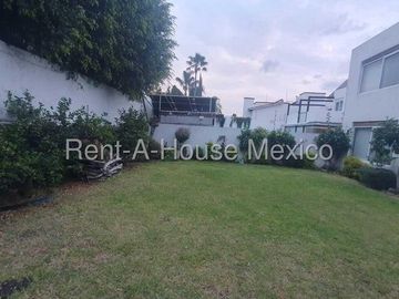 Casa en venta en Juriquilla, Querétaro. Lujo y Comodidad en Juriquilla Casa con Recámara en Planta Baja y Diseño Exclusivo