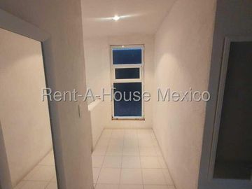 Casa en venta en Juriquilla, Querétaro. Lujo y Comodidad en Juriquilla Casa con Recámara en Planta Baja y Diseño Exclusivo