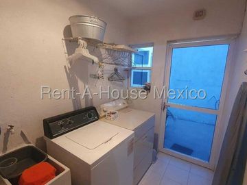 Casa en venta en Juriquilla, Querétaro. Lujo y Comodidad en Juriquilla Casa con Recámara en Planta Baja y Diseño Exclusivo