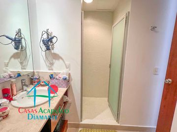 Suite en venta amueblada con terraza, vista al lago y áreas comunes