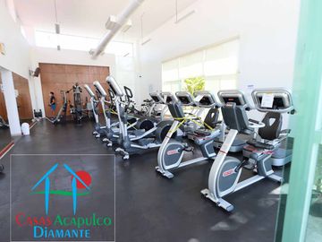 Suite en venta amueblada con terraza, vista al lago y áreas comunes
