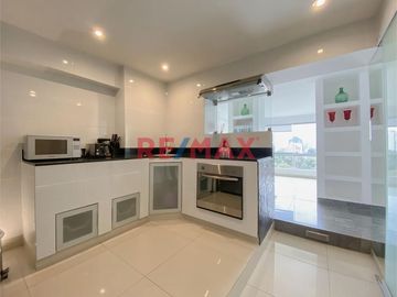 Venta De Moderno Departamento Frente A Parque En San Isidro