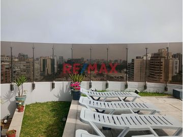 Venta De Moderno Departamento Frente A Parque En San Isidro