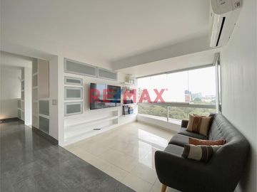 Venta De Moderno Departamento Frente A Parque En San Isidro