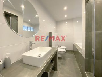 Venta De Moderno Departamento Frente A Parque En San Isidro