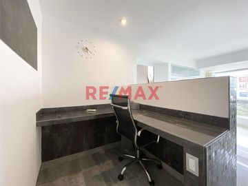 Venta De Moderno Departamento Frente A Parque En San Isidro