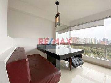 Venta De Moderno Departamento Frente A Parque En San Isidro