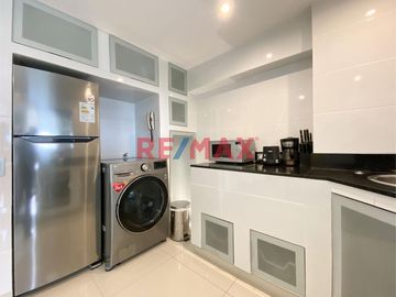 Venta De Moderno Departamento Frente A Parque En San Isidro