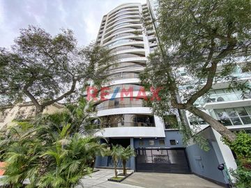 Venta De Moderno Departamento Frente A Parque En San Isidro