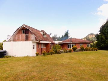 En Terreno plano con Hermosos Jardines y Zonas Verdes