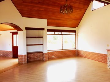 En Terreno plano con Hermosos Jardines y Zonas Verdes