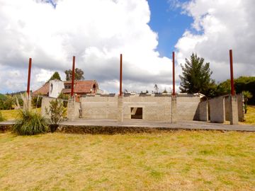 En Terreno plano con Hermosos Jardines y Zonas Verdes