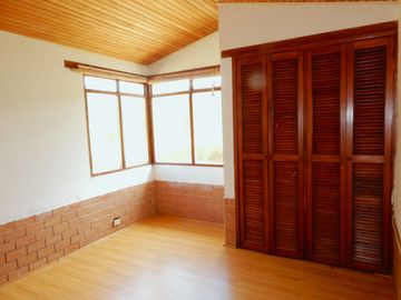 En Terreno plano con Hermosos Jardines y Zonas Verdes