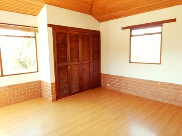 En Terreno plano con Hermosos Jardines y Zonas Verdes