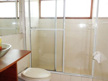 En Terreno plano con Hermosos Jardines y Zonas Verdes