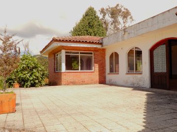 En Terreno plano con Hermosos Jardines y Zonas Verdes