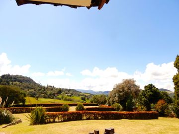 En Terreno plano con Hermosos Jardines y Zonas Verdes