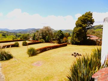 En Terreno plano con Hermosos Jardines y Zonas Verdes