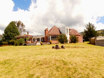 En Terreno plano con Hermosos Jardines y Zonas Verdes