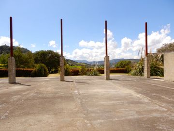 En Terreno plano con Hermosos Jardines y Zonas Verdes