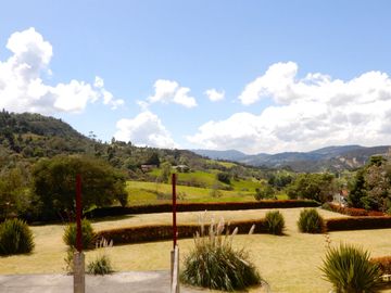 En Terreno plano con Hermosos Jardines y Zonas Verdes