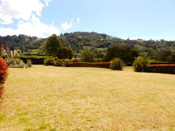En Terreno plano con Hermosos Jardines y Zonas Verdes