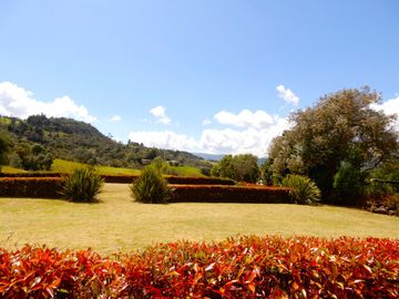 En Terreno plano con Hermosos Jardines y Zonas Verdes