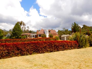 En Terreno plano con Hermosos Jardines y Zonas Verdes