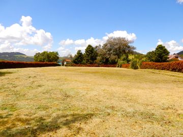 En Terreno plano con Hermosos Jardines y Zonas Verdes