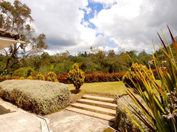 En Terreno plano con Hermosos Jardines y Zonas Verdes