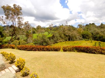 En Terreno plano con Hermosos Jardines y Zonas Verdes