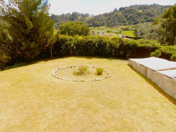 En Terreno plano con Hermosos Jardines y Zonas Verdes