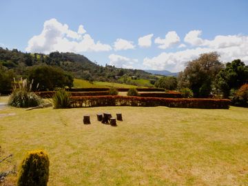En Terreno plano con Hermosos Jardines y Zonas Verdes