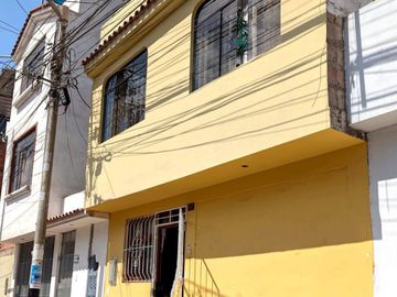 Espaciosa Casa de 2 Niveles en Alfonso Ugarte III Etapa, Tacna
