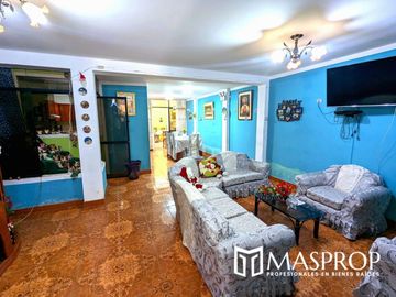 Espaciosa Casa de 2 Niveles en Alfonso Ugarte III Etapa, Tacna
