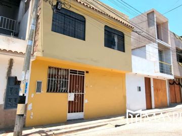 Espaciosa Casa de 2 Niveles en Alfonso Ugarte III Etapa, Tacna