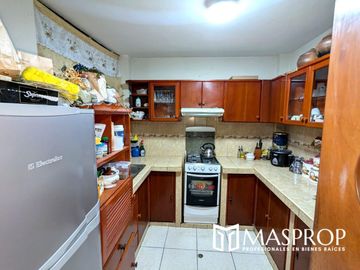 Espaciosa Casa de 2 Niveles en Alfonso Ugarte III Etapa, Tacna