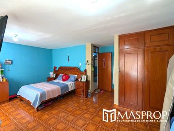 Espaciosa Casa de 2 Niveles en Alfonso Ugarte III Etapa, Tacna