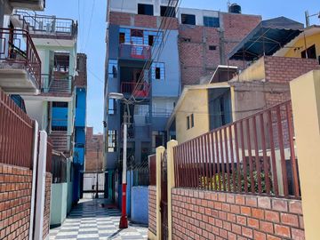 Se Vende Departamento Duplex En Los Olivos Frente Al Colegio Perú - Japón